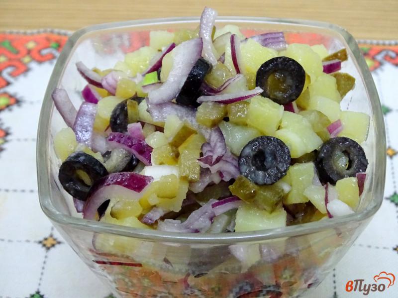 Фото приготовление рецепта: Картофельный салат с маслинами, луком и огурцами. шаг №6