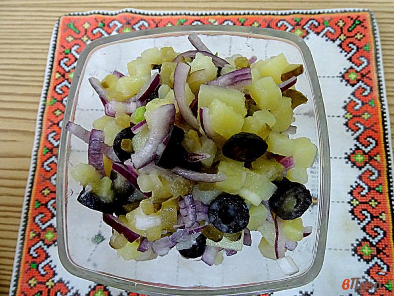 Фото приготовление рецепта: Картофельный салат с маслинами, луком и огурцами. шаг №7