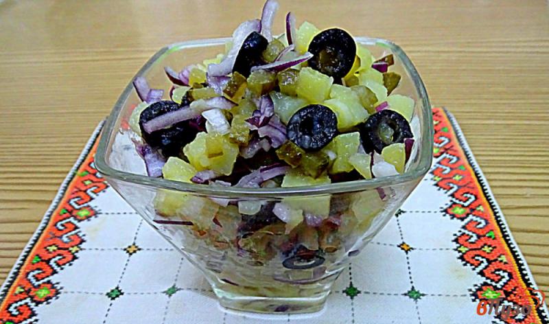 Фото приготовление рецепта: Картофельный салат с маслинами, луком и огурцами. шаг №8