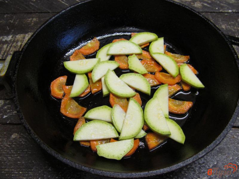 Фото приготовление рецепта: Тушеные кабачки с морковью шаг №3