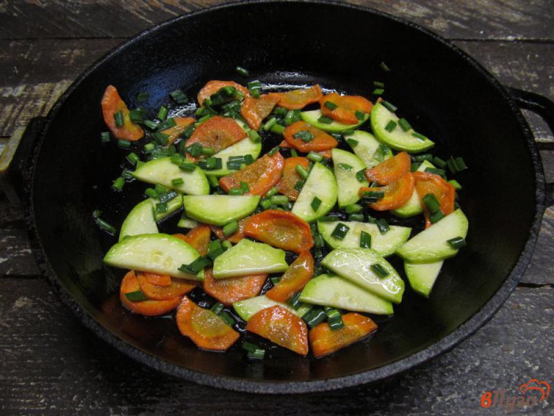 Фото приготовление рецепта: Тушеные кабачки с морковью шаг №4