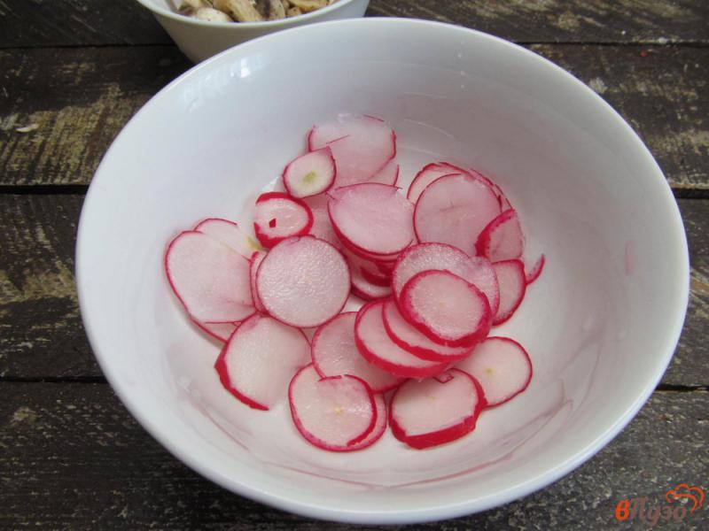 Фото приготовление рецепта: Салат из шампиньона с редисом шаг №2