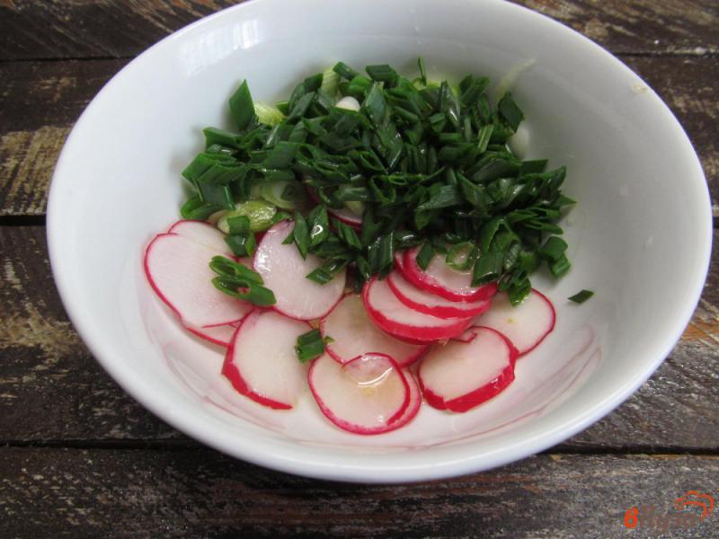 Фото приготовление рецепта: Салат из шампиньона с редисом шаг №3