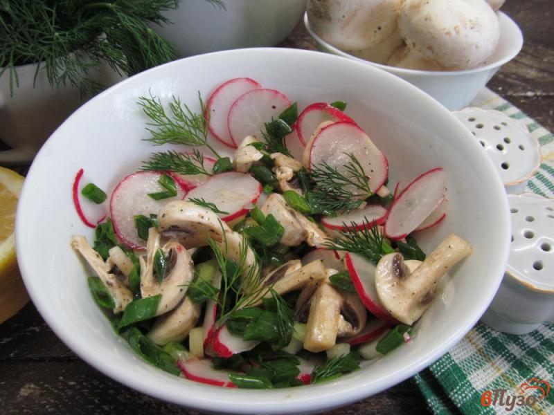 Фото приготовление рецепта: Салат из шампиньона с редисом шаг №5