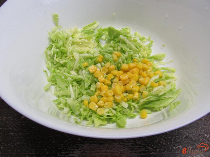 Фото приготовление рецепта: Салат из капусты с кукурузой и ветчиной шаг №2