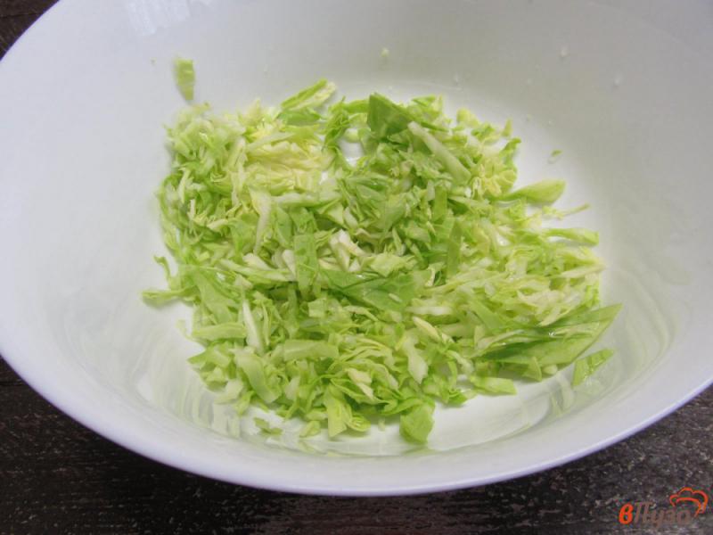 Фото приготовление рецепта: Салат из капусты с кукурузой и ветчиной шаг №1