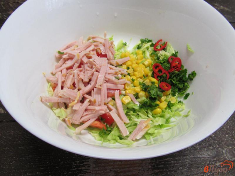 Фото приготовление рецепта: Салат из капусты с кукурузой и ветчиной шаг №4