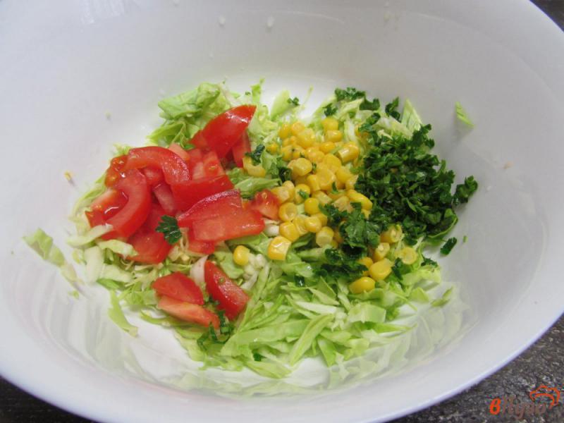 Фото приготовление рецепта: Салат из капусты с кукурузой и ветчиной шаг №3