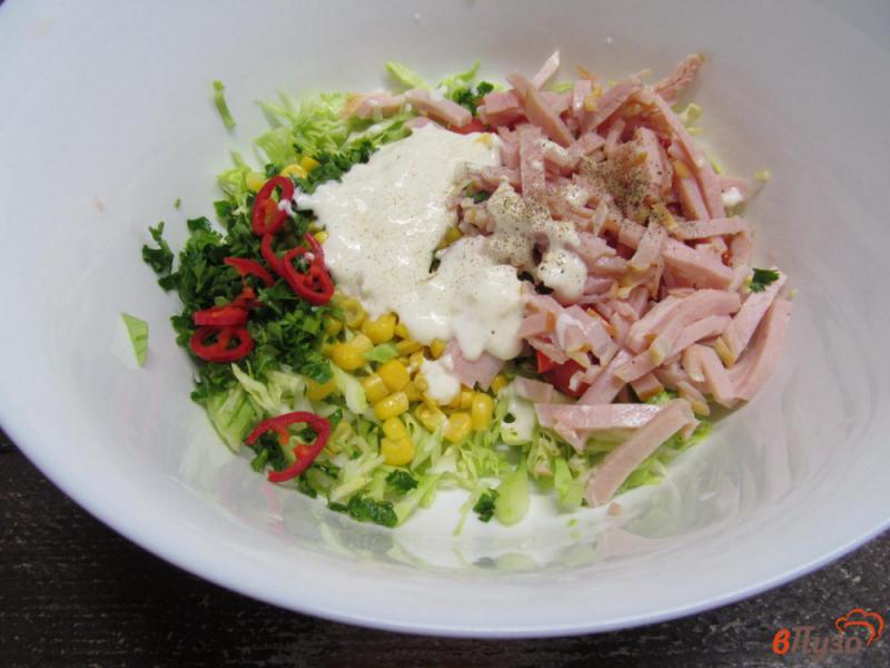 Фото приготовление рецепта: Салат из капусты с кукурузой и ветчиной шаг №6