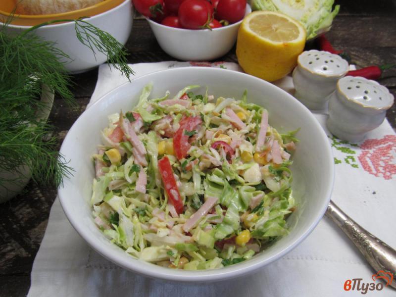 Фото приготовление рецепта: Салат из капусты с кукурузой и ветчиной шаг №8