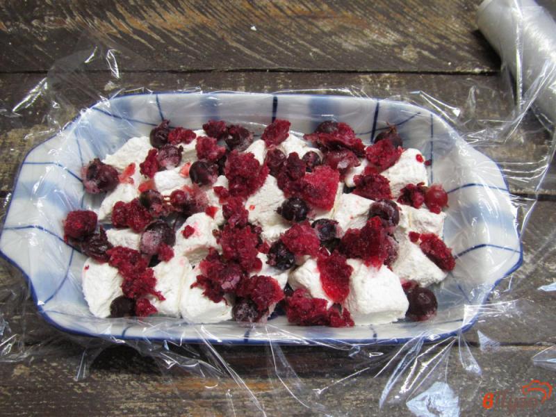 Фото приготовление рецепта: Десерт из зефира с творогом шаг №3