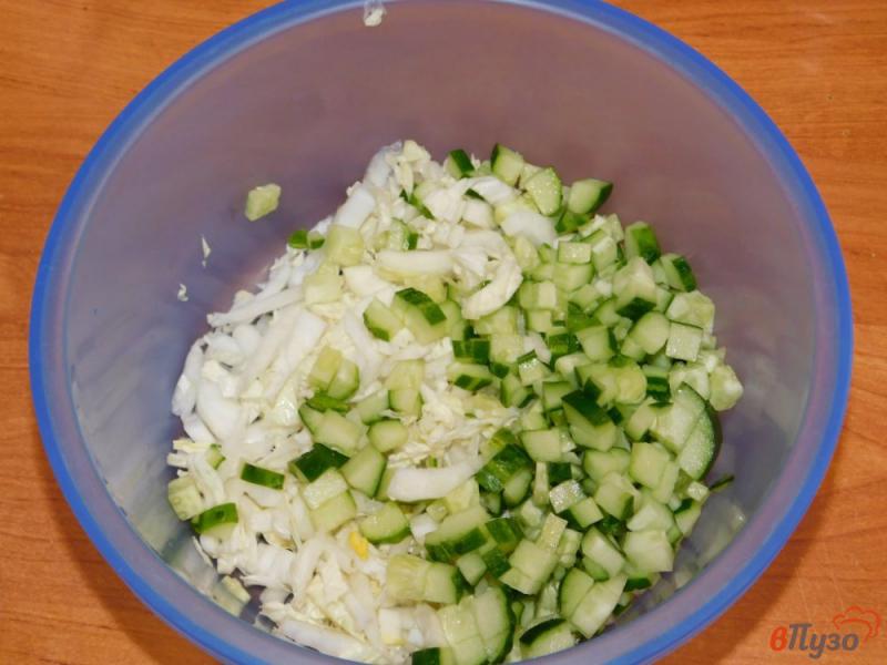 Фото приготовление рецепта: Овощной салат с редисом и яйцами шаг №2