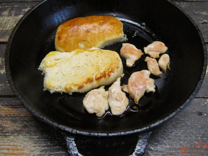 Фото приготовление рецепта: Бутерброд с курицей и сочной начинкой шаг №3