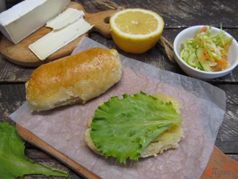 Фото приготовление рецепта: Бутерброд с курицей и сочной начинкой шаг №6