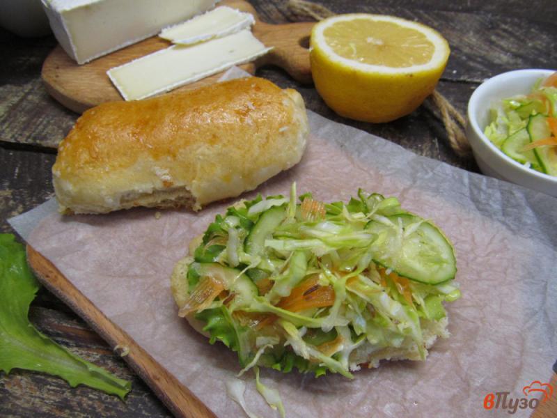 Фото приготовление рецепта: Бутерброд с курицей и сочной начинкой шаг №7