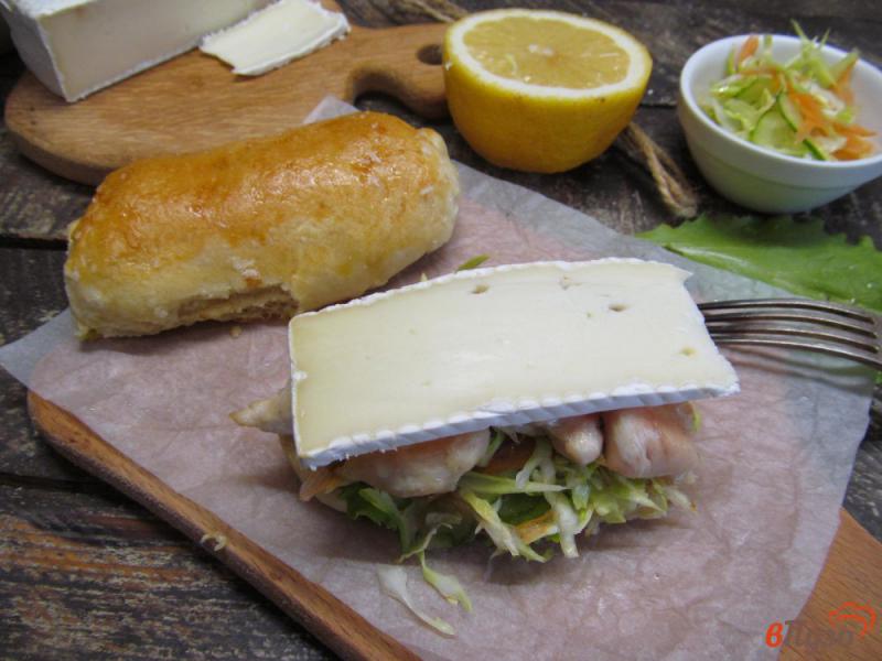 Фото приготовление рецепта: Бутерброд с курицей и сочной начинкой шаг №9
