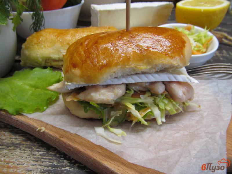 Фото приготовление рецепта: Бутерброд с курицей и сочной начинкой шаг №10
