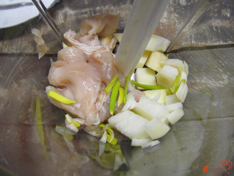 Фото приготовление рецепта: Котлеты из индейки с яблоком шаг №2