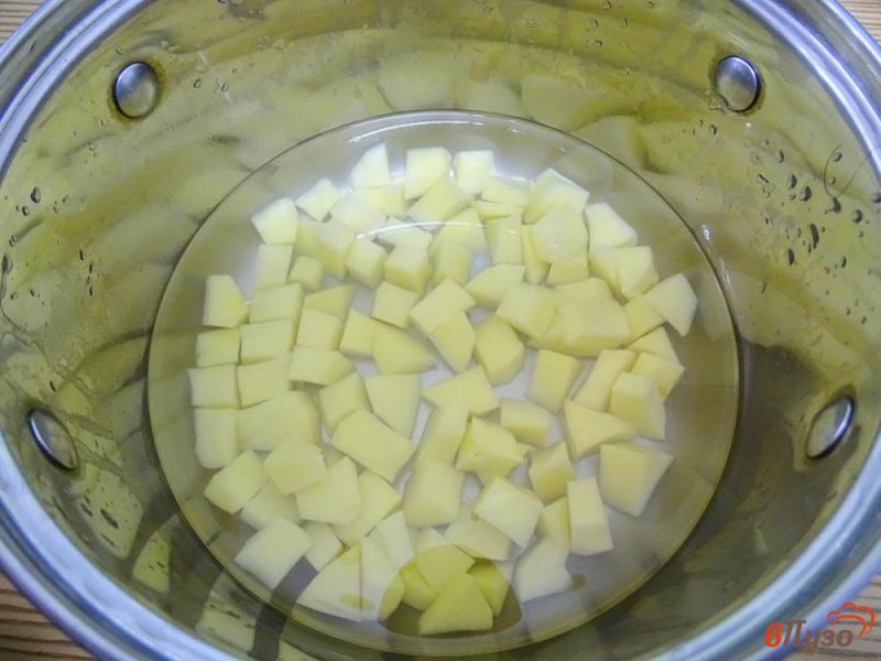 Фото приготовление рецепта: Щавелевый суп со взбитыми яйцами и шпинатом шаг №1