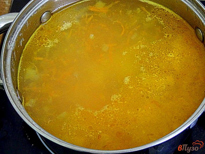 Фото приготовление рецепта: Щавелевый суп со взбитыми яйцами и шпинатом шаг №4