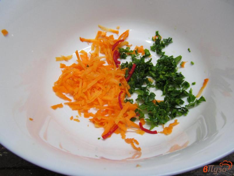 Фото приготовление рецепта: Салат из кукурузы с морковью и огурцом шаг №1