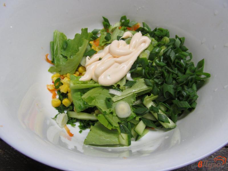 Фото приготовление рецепта: Салат из кукурузы с морковью и огурцом шаг №4