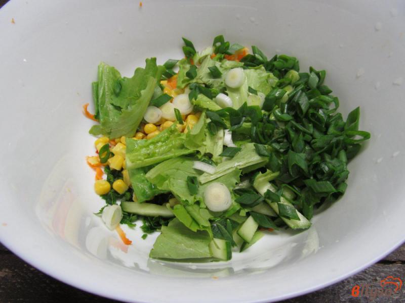 Фото приготовление рецепта: Салат из кукурузы с морковью и огурцом шаг №3