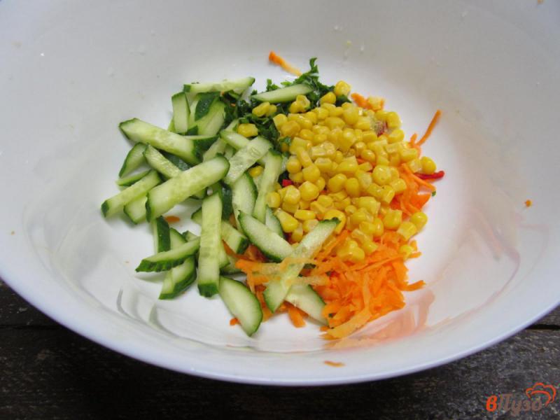 Фото приготовление рецепта: Салат из кукурузы с морковью и огурцом шаг №2