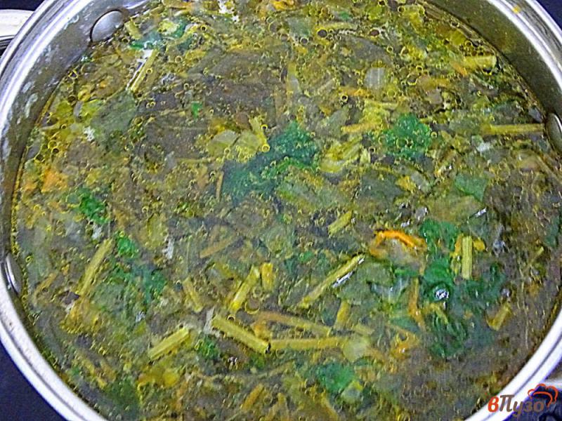 Фото приготовление рецепта: Щавелевый суп со взбитыми яйцами и шпинатом шаг №7