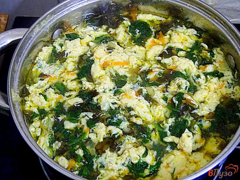 Фото приготовление рецепта: Щавелевый суп со взбитыми яйцами и шпинатом шаг №9