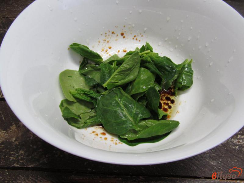 Фото приготовление рецепта: Мясной салат со шпинатом и болгарским перцем шаг №2