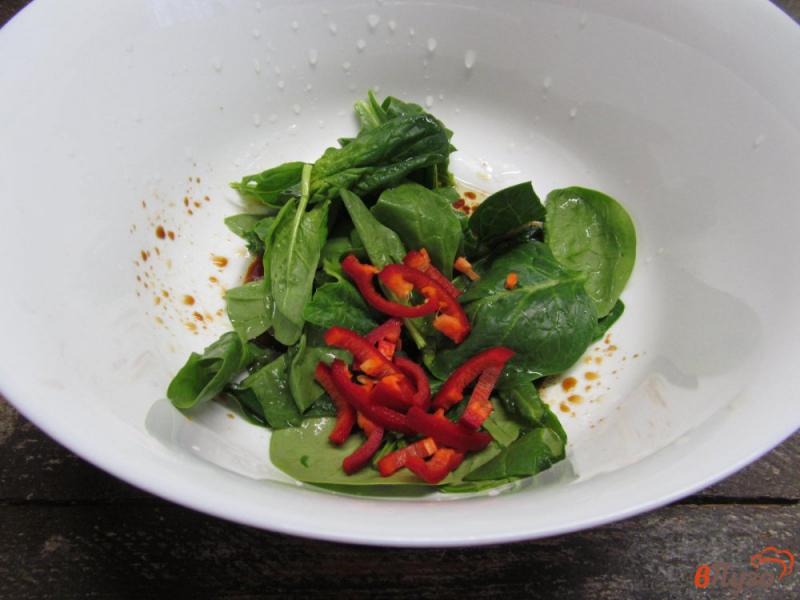 Фото приготовление рецепта: Мясной салат со шпинатом и болгарским перцем шаг №3