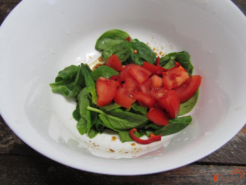 Фото приготовление рецепта: Мясной салат со шпинатом и болгарским перцем шаг №4