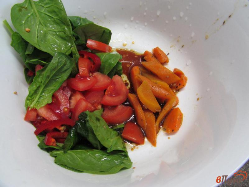 Фото приготовление рецепта: Мясной салат со шпинатом и болгарским перцем шаг №5