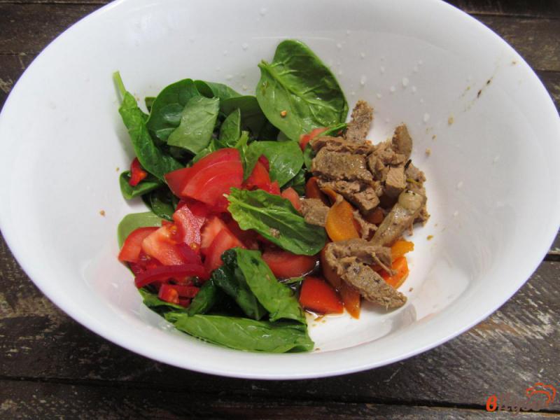 Фото приготовление рецепта: Мясной салат со шпинатом и болгарским перцем шаг №6