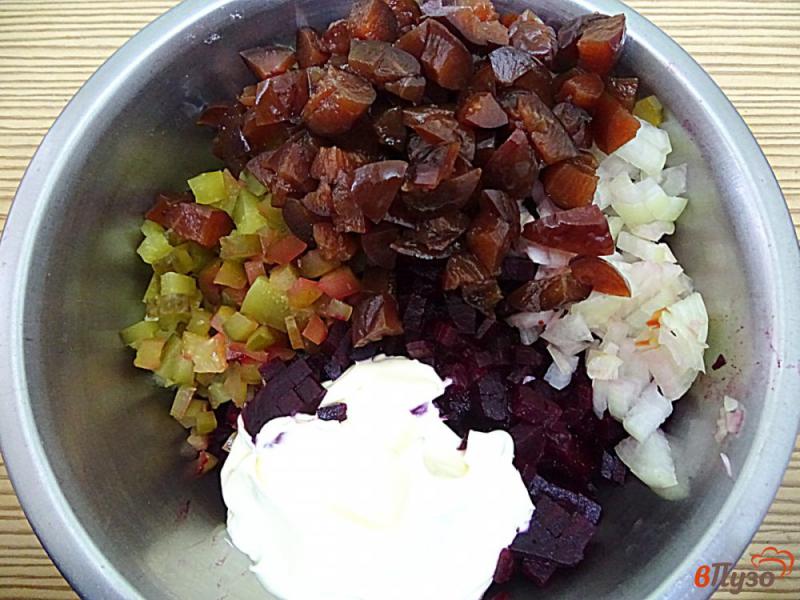 Фото приготовление рецепта: Салат из свеклы, картофеля и огурца шаг №5