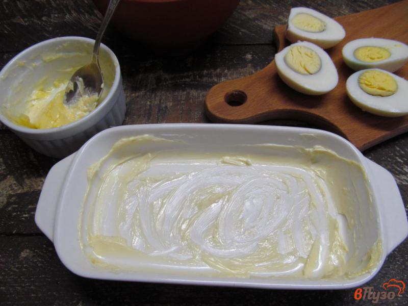 Фото приготовление рецепта: Запеченные яйца с колбасками в сметанном соусе шаг №1