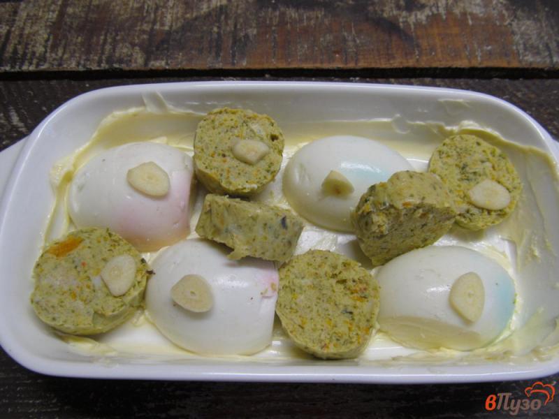 Фото приготовление рецепта: Запеченные яйца с колбасками в сметанном соусе шаг №3