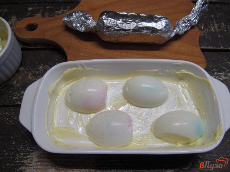 Фото приготовление рецепта: Запеченные яйца с колбасками в сметанном соусе шаг №2