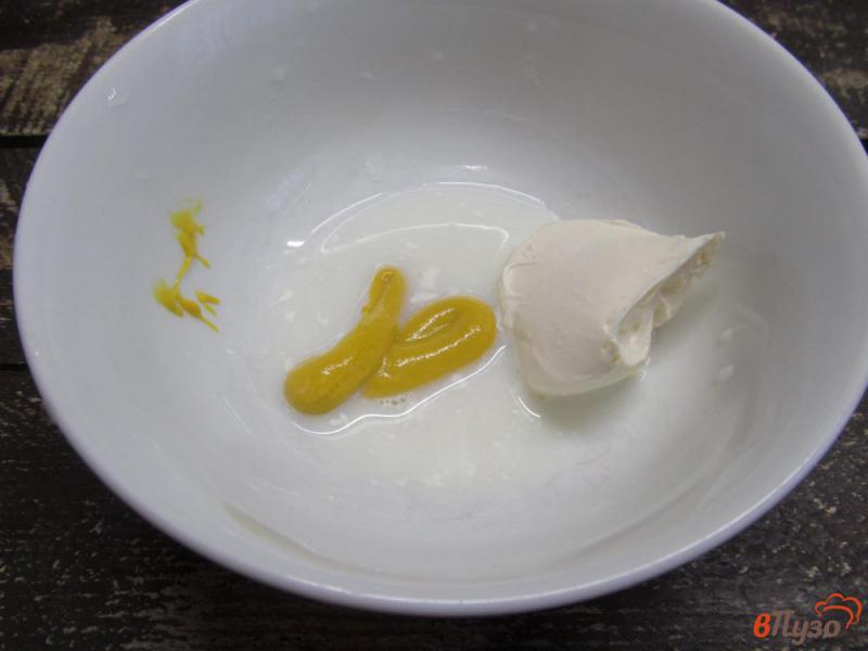 Фото приготовление рецепта: Запеченные яйца с колбасками в сметанном соусе шаг №4