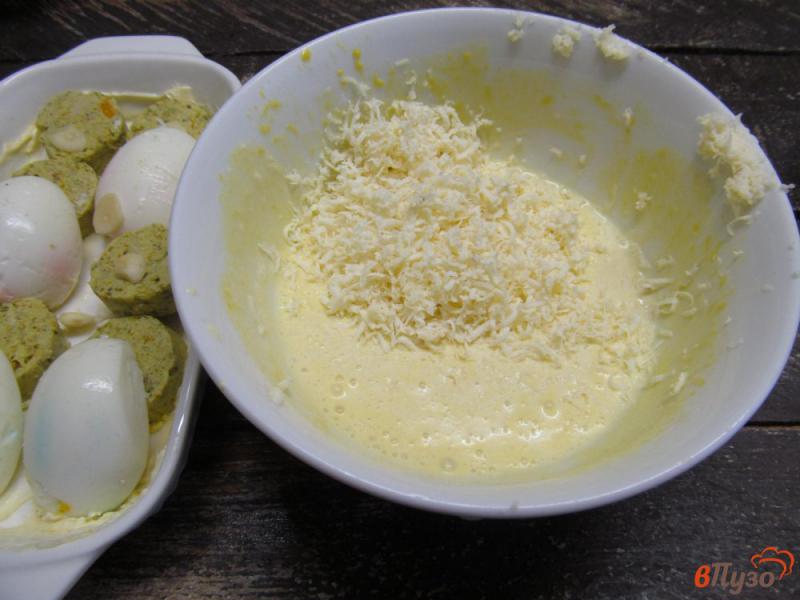 Фото приготовление рецепта: Запеченные яйца с колбасками в сметанном соусе шаг №5