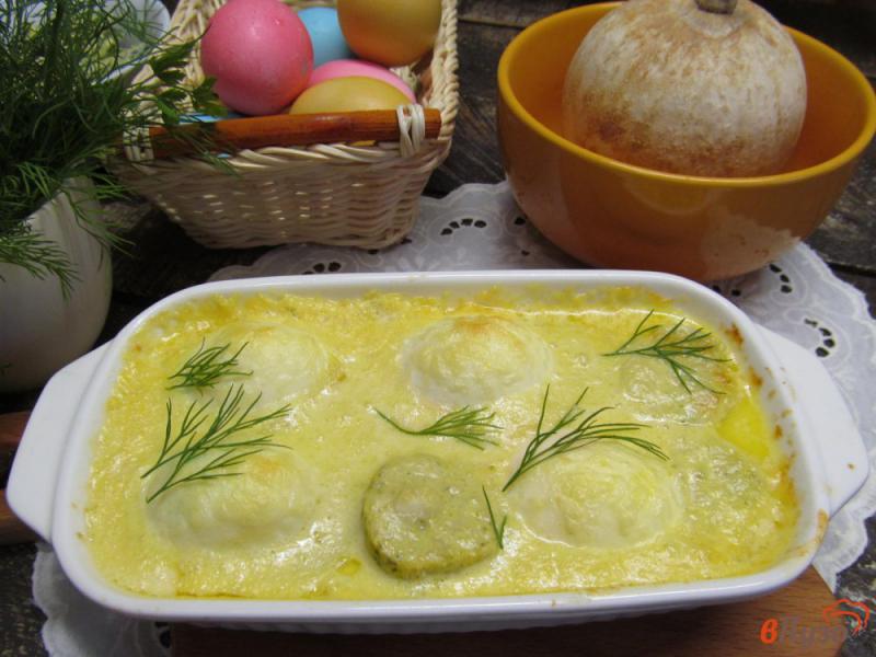 Фото приготовление рецепта: Запеченные яйца с колбасками в сметанном соусе шаг №6
