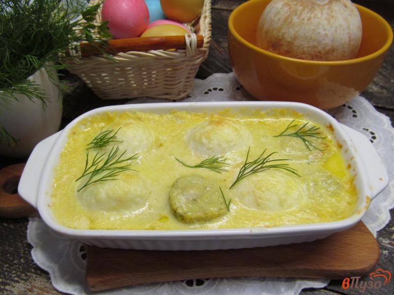 Фото приготовление рецепта: Запеченные яйца с колбасками в сметанном соусе шаг №7