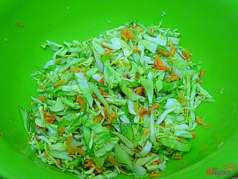 Фото приготовление рецепта: Салат из капусты, огурца и помидоров шаг №3