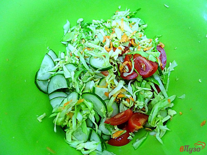 Фото приготовление рецепта: Салат из капусты, огурца и помидоров шаг №4