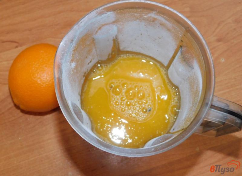 Фото приготовление рецепта: Бананово-апельсиновый смузи шаг №3