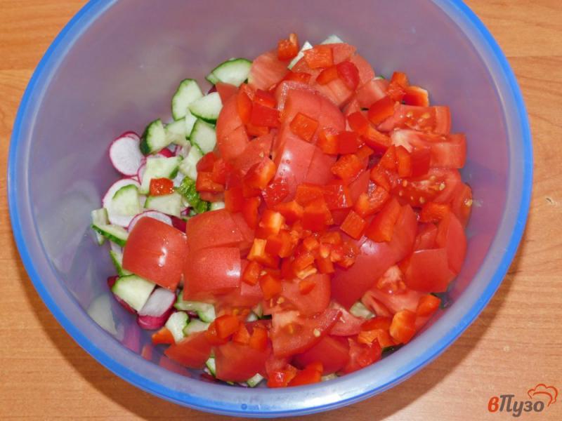 Фото приготовление рецепта: Салат с редисом, огурцами и болгарским перцем шаг №3
