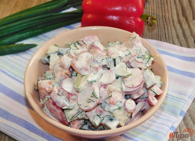 Фото приготовление рецепта: Салат с редисом, огурцами и болгарским перцем шаг №4