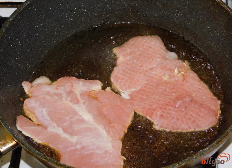 Фото приготовление рецепта: Свиные отбивные с грибами и помидорами в духовке шаг №1