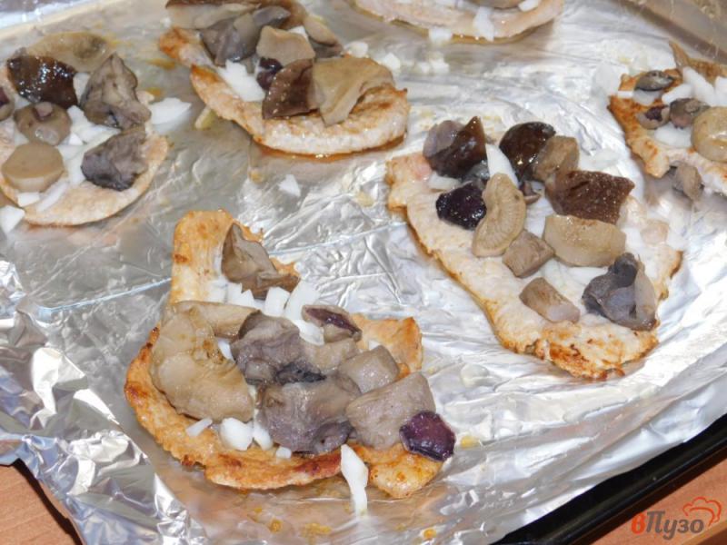 Фото приготовление рецепта: Свиные отбивные с грибами и помидорами в духовке шаг №3
